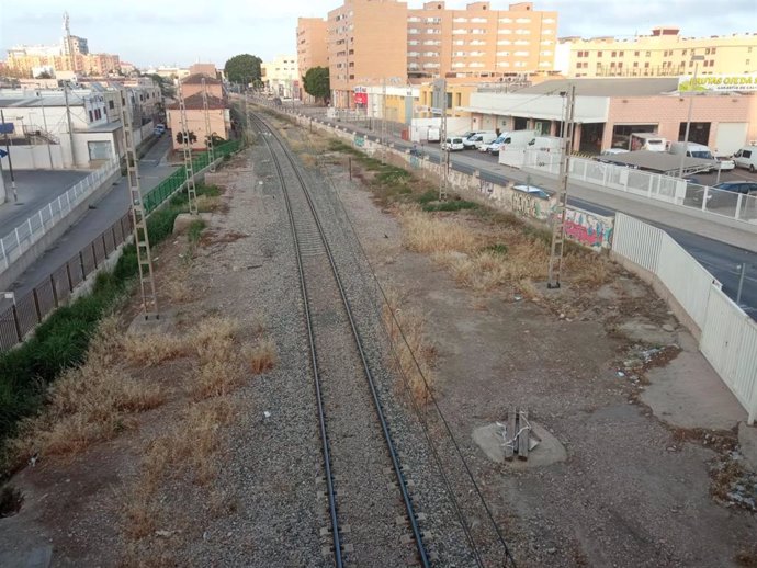 Archivo - Vías del tren sobre el puente de la Avenida del Mediterráneo de Almería, junto a Sierra Alhamilla.