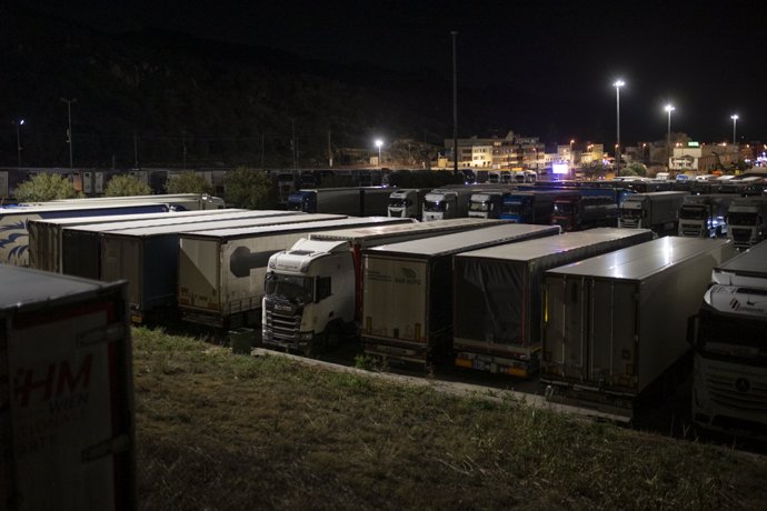 Molts camions van passar la nit aparcats prop de la frontera per no poder sortir