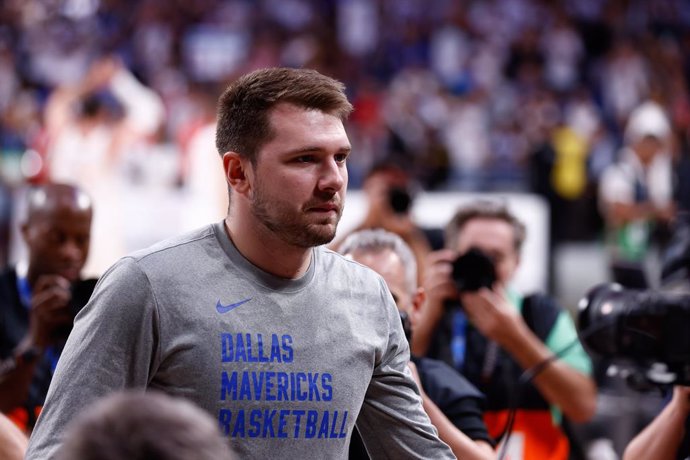 Archivo - Luka Doncic of Dallas Mavericks looks on during the basketball friendly match played between Real Madrid and Dallas Mavericks at Wizink Center pavilion on October 10, 2023, in Madrid, Spain.