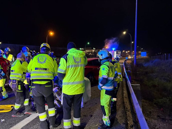 Tres muertos y tres heridos graves en un choque frontal en la A-3 en Rivas