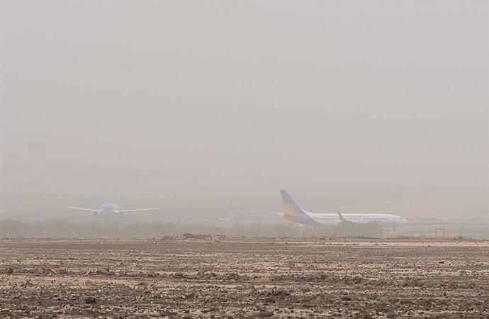 Archivo - La calima visible en el Aeropuerto de Fuerteventura (FUE), a 13 de febrero de 2023, en Fuerteventura, Canarias (España). Las islas de la provincia de Las Palmas -Gran Canaria, Lanzarote y Fuerteventura- está en aviso amarillo por calima y una 