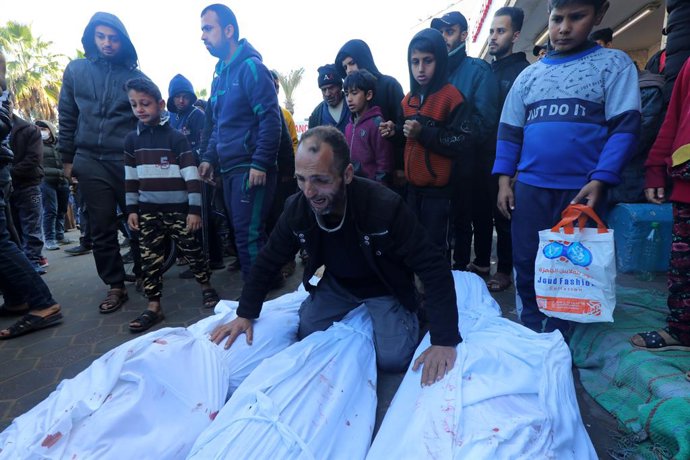 Un grupo de personas junto a los cadáveres de varios palestinos muertos por la ofensiva del Ejército de Israel en la ciudad de Deir al Balá, en el centro de la Franja de Gaza (archivo)