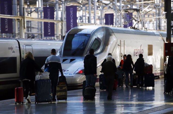 Archivo - Varios viajeros cogen el Ave en la Estación María Zambrano de la capital, en el primer día de la Operación salida Navidad 2022. A 23 de diciembre de 2022 en Málaga (Andalucía, España). 