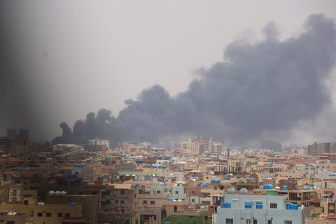 Archivo - KHARTOUM, Aug. 27, 2023  -- This photo taken on Aug. 26, 2023 shows clouds of smoke rising from a post belonging to the paramilitary Rapid Support Forces (RSF) after a drone attack launched by the Sudanese Armed Forces (SAF), in Khartoum, Suda