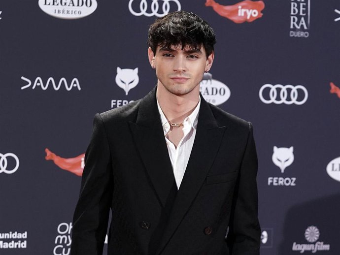 El actor Gabriel Guevara posa en la alfombra roja previa a la gala de la XI edición de los Premios Feroz, en el Palacio de Vistalegre, a 26 de enero de 2024, en Madrid (España).