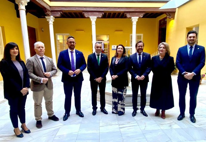 La consejera de Agricultura, Pesca, Agua y Desarrollo Rural, Carmen Crespo, ha mantenido un encuentro institucional con el presidente de la Diputación de Granada, Francisco Rodríguez, con quien ha comentado asuntos de actualidad en el ámbito hídrico.