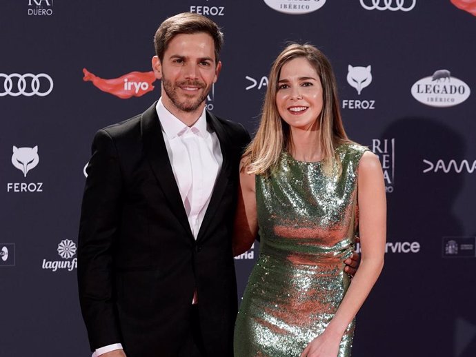 Marc Clotet y Natalia Sánchez posan en la alfombra roja previa a la gala de la XI edición de los Premios Feroz, en el Palacio de Vistalegre, a 26 de enero de 2024, en Madrid (España).