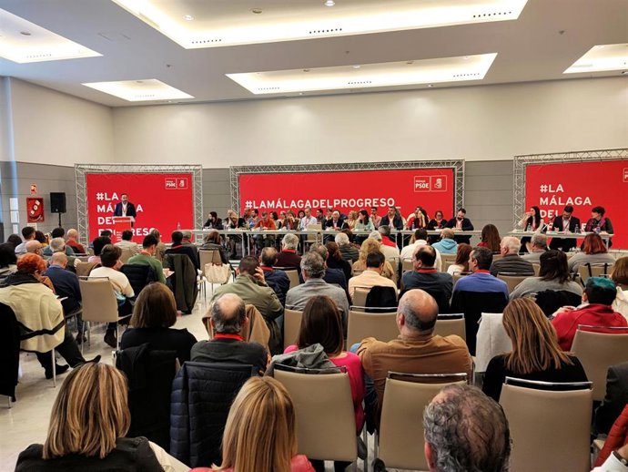 El secretario general del PSOE malagueño, Daniel Pérez, interviene en el comité provincial