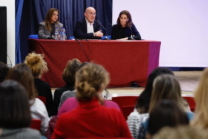 El alcalde de Valladolid, Jesús Julio Carnero (centro); la concejala de Juventud, Carolina del Bosque Peón (izq), y la impulsora y presidenta de la Fundación Querer, Pilar García de la Granja