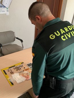 La Guardia Civil de Granada ha detenido a un joven de 19 años, sin antecedentes policiales, como presunto autor de un delito contra la salud pública por tráfico de droga, al ser sorprendido traficando al menudeo con hachís.