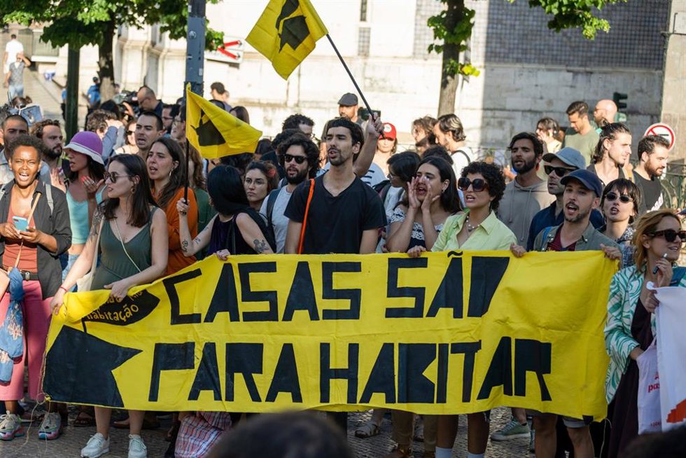 Archivo - Manifestación por la vivienda en Lisboa