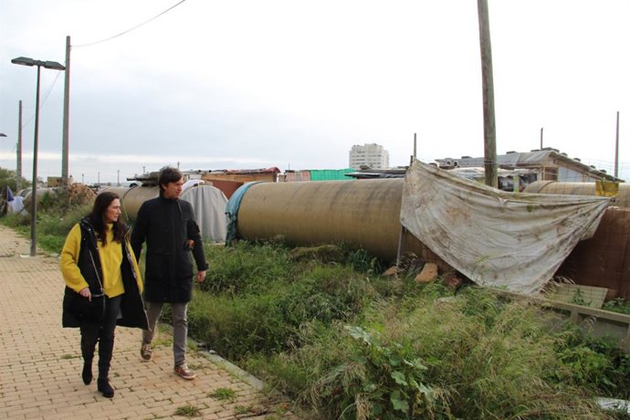 Concejales de Vox de Huelva al lado de los asentamientos en la capital onubense.