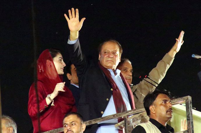 Archivo - October 21, 2023, Pakistan: LAHORE, PAKISTAN, OCT 21: Muslim League (PML-N) President and former Prime .Minister, Nawaz Sharif waves hand to his supporters during welcome public gathering meeting .held at the Greater Iqbal Park in Lahore on Satu