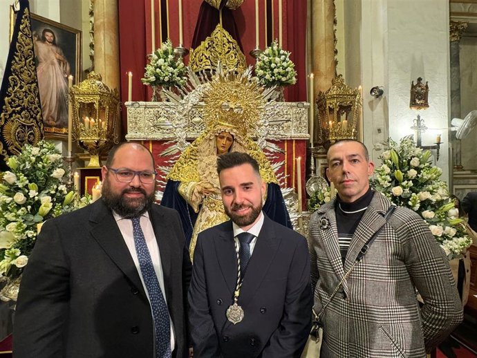 Los tenientes de alcalde de Fiestas, David Calleja, y Gran Ciudad, Javier Bello, de El Puerto de Santa María, junto a Francisco Ullén, la persona que ha detentado el cargo de presidente de la Agrupación Parroquial del Prendimiento.