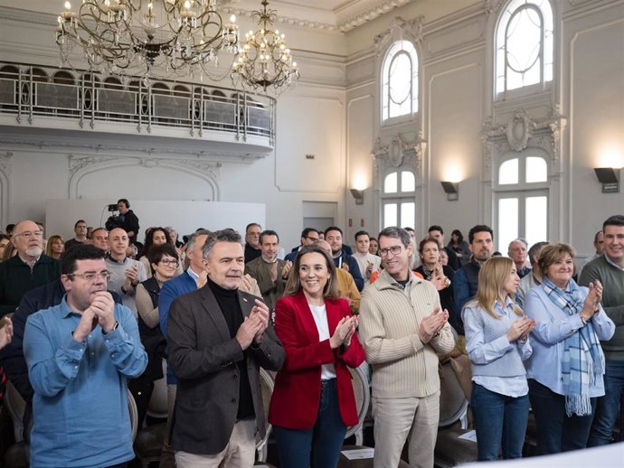 Archivo - El alcalde de Logroño, Conrado Escobar (2i), la secretaria general del PP, Cuca Gamarra (3i), y el presidente de La Rioja, Gonzalo Capellán (c), durante un acto del Partido Popular de La Rioja, en el Círculo Logroñés
