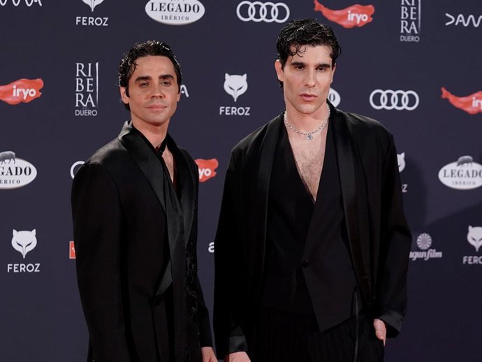 Los directores Javier Ambrossi (i) y Javier Calvo (d) posan en la alfombra roja previa a la gala de la XI edición de los Premios Feroz, en el Palacio de Vistalegre, a 26 de enero de 2024, en Madrid (España).