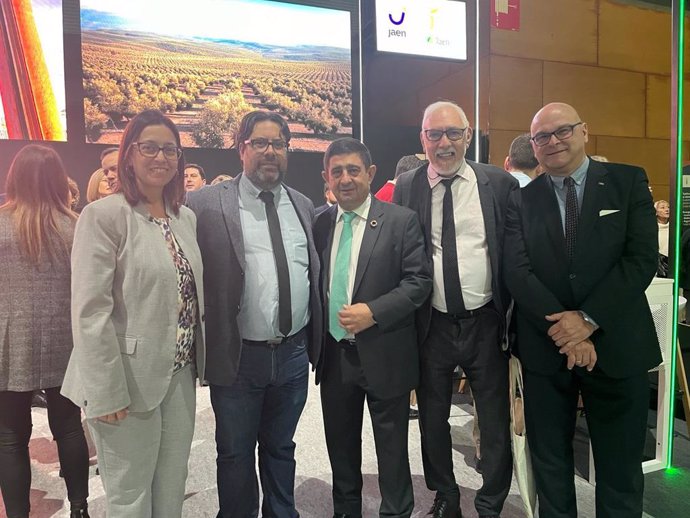 El presidente de la Diputación de Jaén, Francisco Reyes, en el centro de la imagen, junto a los representantes de la Intendencia de Montevideo (Uruguay), durante su encuentro en Madrid en Fitur.