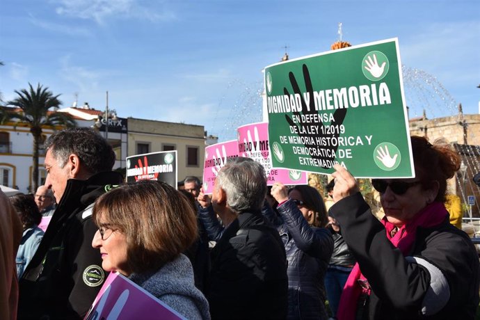 Cerca de 300 personas se han concentrado este sábado en la Plaza de España de Mérida en defensa de la Ley de Memoria Histórica y Democrática de Extremadura