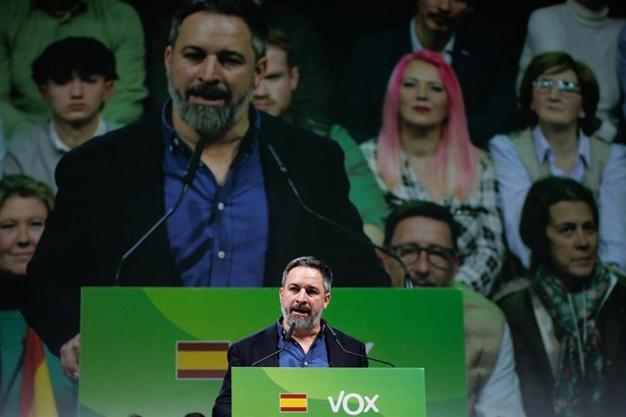 El líder de Vox, Santiago Abascal, interviene durante el acto de reelección del líder de Vox tras la Asamblea General Extraordinaria de Vox, en el Madrid Marriott Auditorium Hotel & Conference Center, a 27 de enero de 2024, en Madrid (España). Vox ha cu