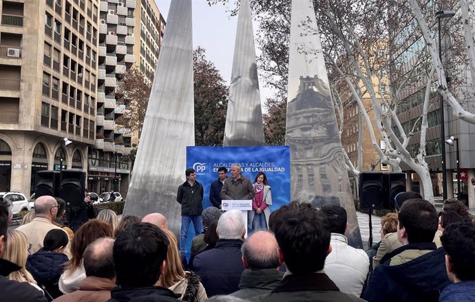 Acto de lectura del Manifiesto por la Igualdad de los Españoles en Zaragoza, durante la intervención del presidente del PP-Aragón y del Ejecutivo autonómico, Jorge Azcón.
