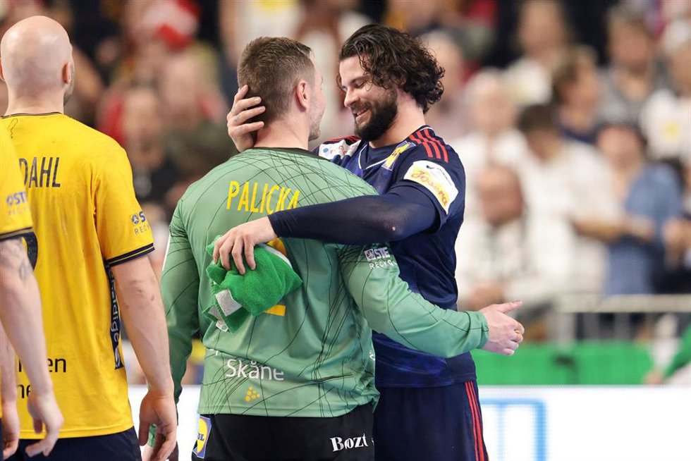 Elohim Prandi con Andreas Palicka tras el Francia-Suecia de semifinales del Europeo de balonmano