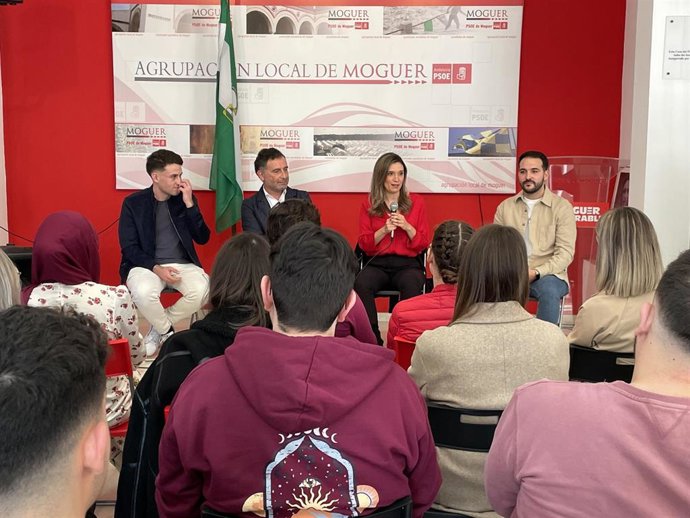 La portavoz del PSOE-A y secretaria de Políticas del Estado del Bienestar, María Márquez, este sábado en Moguer (Huelva) en un acto con Juventudes Socialistas.