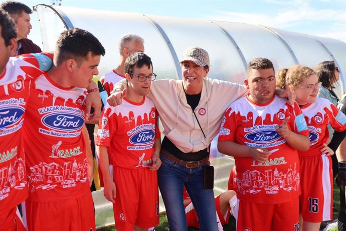 La consejera de Inclusión Social, Juventud, Familias e Igualdad, Loles López, ha participado en el campo de fútbol José Mantero de Valverde del Camino (Huelva) en la jornada deportiva inclusiva organizada por el Valverde Club de Fútbol.