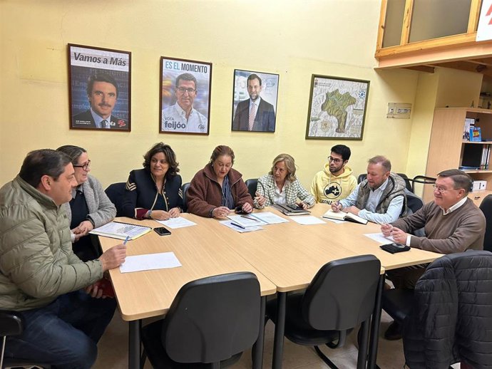 Reunión entre las diputadas del PP Beatriz Polledo y Pilar Fernández Pardo con representantes de juntas locales del PP y de la Plataforma por la Sanidad Pública del Nalón.