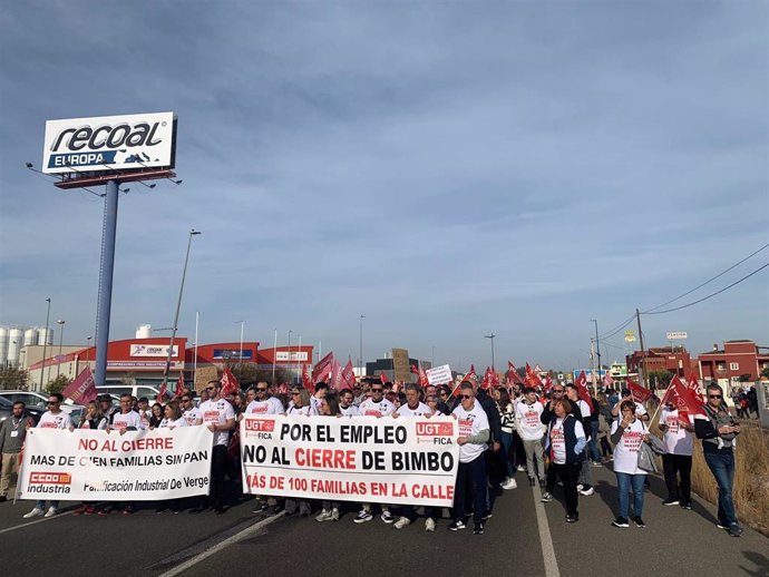 Manifestación de trabajadores de la fábrica de Bimbo en El Verger (Alicante) contra el cierre de la planta