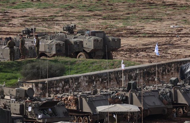 Vehículos militares isarelíes en la frontera de la Franja de Gaza