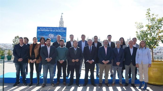 Foto de familia de los alcaldes del Partido Popular en Sevilla.