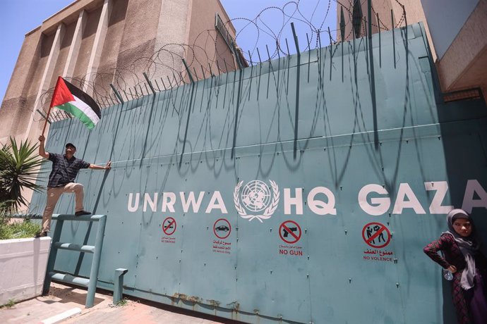 Archivo - June 20, 2023, Gaza, Palestine: A protester holds a flag outside the United Nations Relief and Works Agency (UNRWA) during the demonstration. The Palestinian refugees' councils organize a demonstration to support the UNRWA which coincides with t