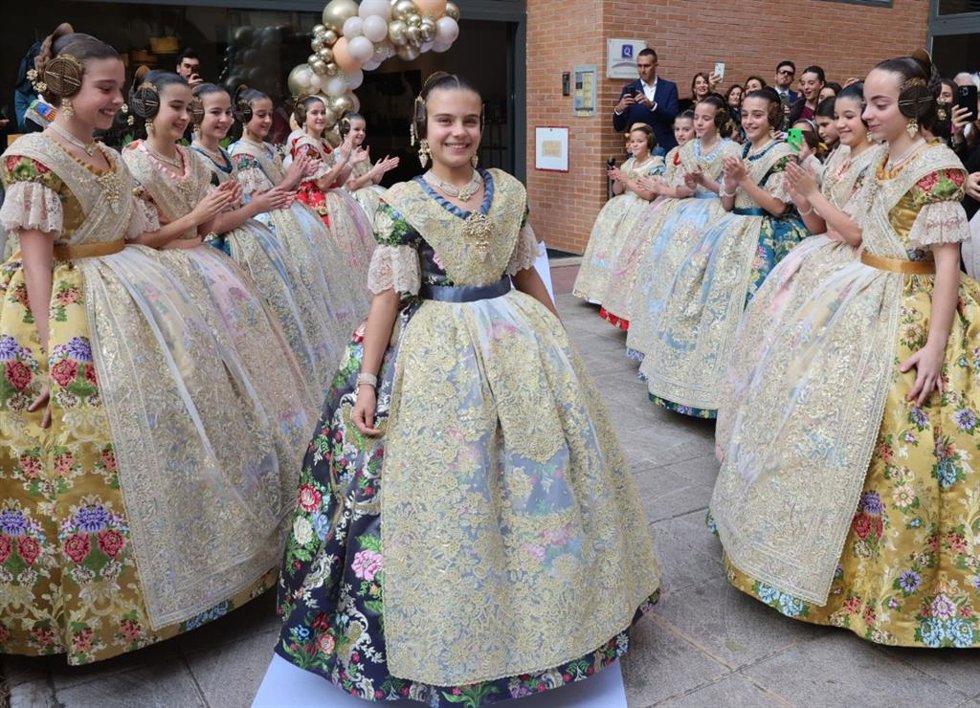 La fallera mayor infantil de Valncia, Marina García, opta por el "elegante" y "potente" gris imperial como color de su espolín