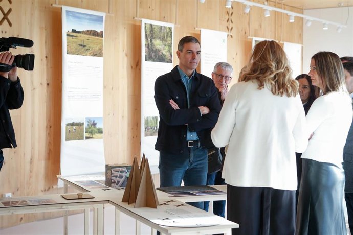 Archivo - El presidente del Gobierno, Pedro Sánchez, durante su visita a las instalaciones del edificio Impulso Verde, a 27 de enero de 2024, en Lugo, Galicia (España). Impulso Verde se trata del primer edificio público de Galicia construido de manera í