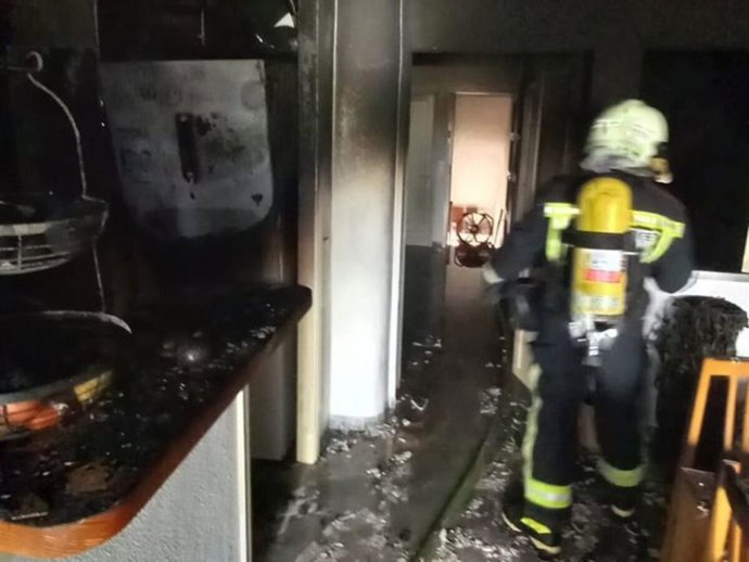 Un miembro de los Bomberos de Mallorca actuando en un incendio en una vivienda