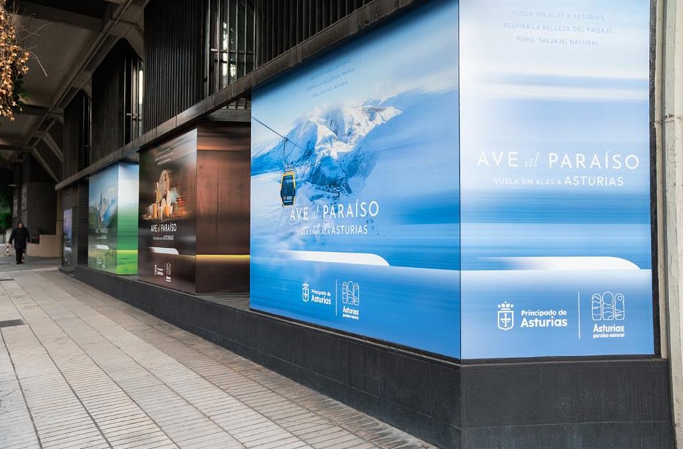 El edificio del Principado en Madrid promociona la campaña 'AVE al Paraíso'