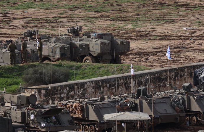 Vehicles militars isarelians a la frontera de la Franja de Gaza