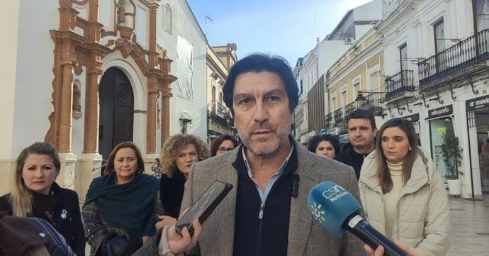 El parlamentario andaluz y portavoz de la Ejecutiva Provincial del PSOE de Huelva, Enrique Gaviño, ha pedido al presidente del PP, Manuel Andrés González, que tenga "decoro político" y que "que piense antes de hacer afirmaciones que provocan vergüenza".