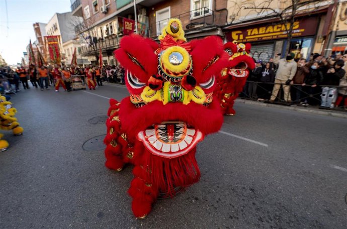 Archivo - Un dragón durante el pasacalles del Año Nuevo Chino 2023, en el distrito de Usera, a 22 de enero de 2023, en Madrid (España).