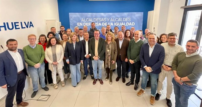 Las alcaldesas y alcaldes del Partido Popular de Huelva han firmado este sábado un manifiesto contra la ley de amnistía que "divide a los ciudadanos".