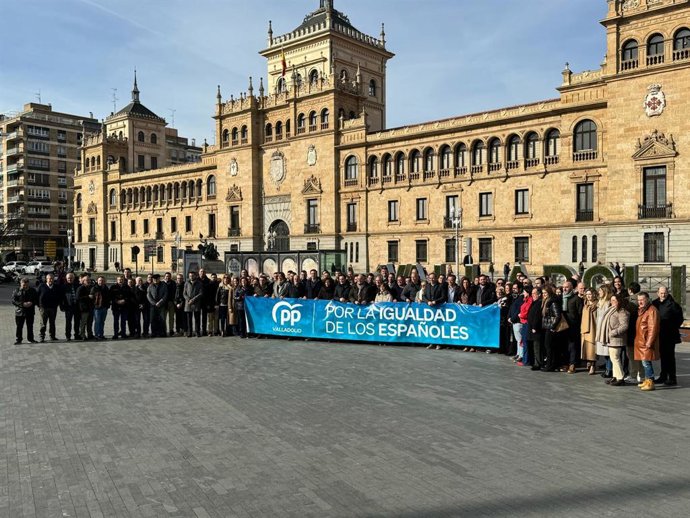Alcaldes y concejales del PP durante la firma del manifiesto en Valladolid