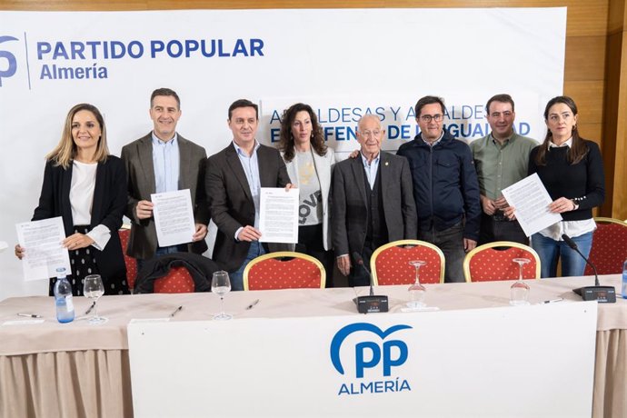 Imagen de este sábado de los alcaldes del PP de la provincia de Almería en la lectura del manifiesto por la igualdad.