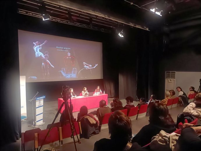 'Mujeres Artistas Y El Estigma De La Locura: Una Mirada Transversal Al Siglo XX'