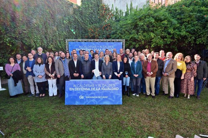 Foto de familia de los alcaldes de la provincia de Cádiz.