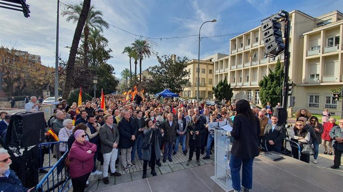 Acto de firma del manifiesto en defensa de la "igualdad de todos los españoles" llevado a cabo este sábado en Badajoz