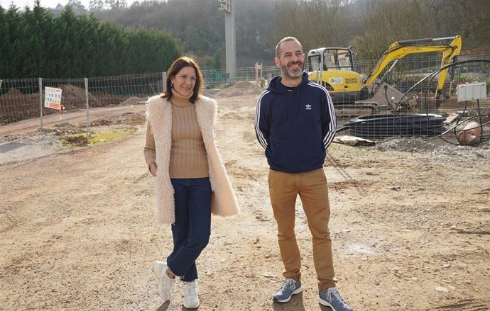 El alcalde de Siero, Ángel García González, y la concejala de Comercio y Hostelería; Movilidad;  y Transporte Público, Patricia Antuña González, presentan el proyecto para la construcción de un  aparcamiento junto al campo de fútbol El Bayu