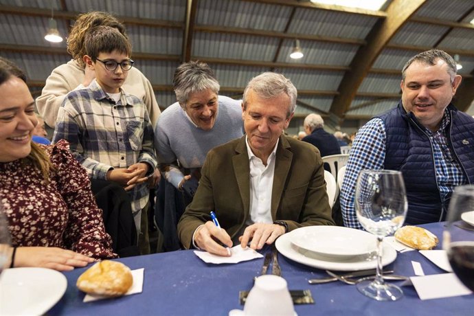 El presidente del PPdeG y candidato a la presidencia de la Xunta, Alfonso Rueda, en una comida con simpatizantes en Ordes (A Coruña).