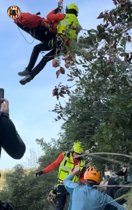 Bomberos rescatan a una escaladora lesionada en la pierna en Vallada (Valencia)