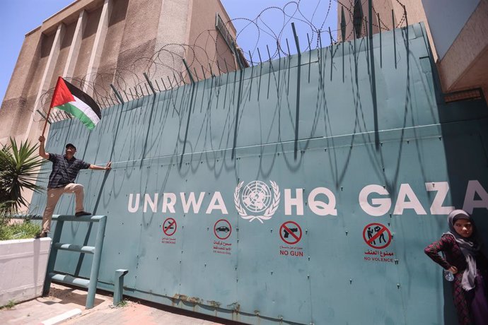 Archivo - June 20, 2023, Gaza, Palestine: A protester holds a flag outside the United Nations Relief and Works Agency (UNRWA) during the demonstration. The Palestinian refugees' councils organize a demonstration to support the UNRWA which coincides with