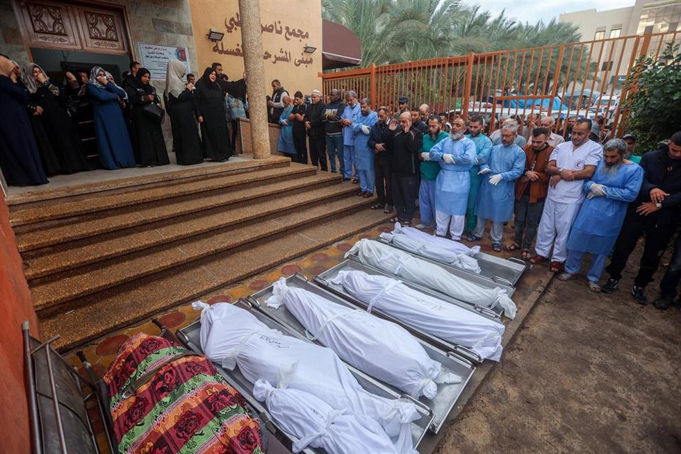 Archivo - Fallecidos en el Hospital Nasser de Jan Yunis, en la Franja de Gaza